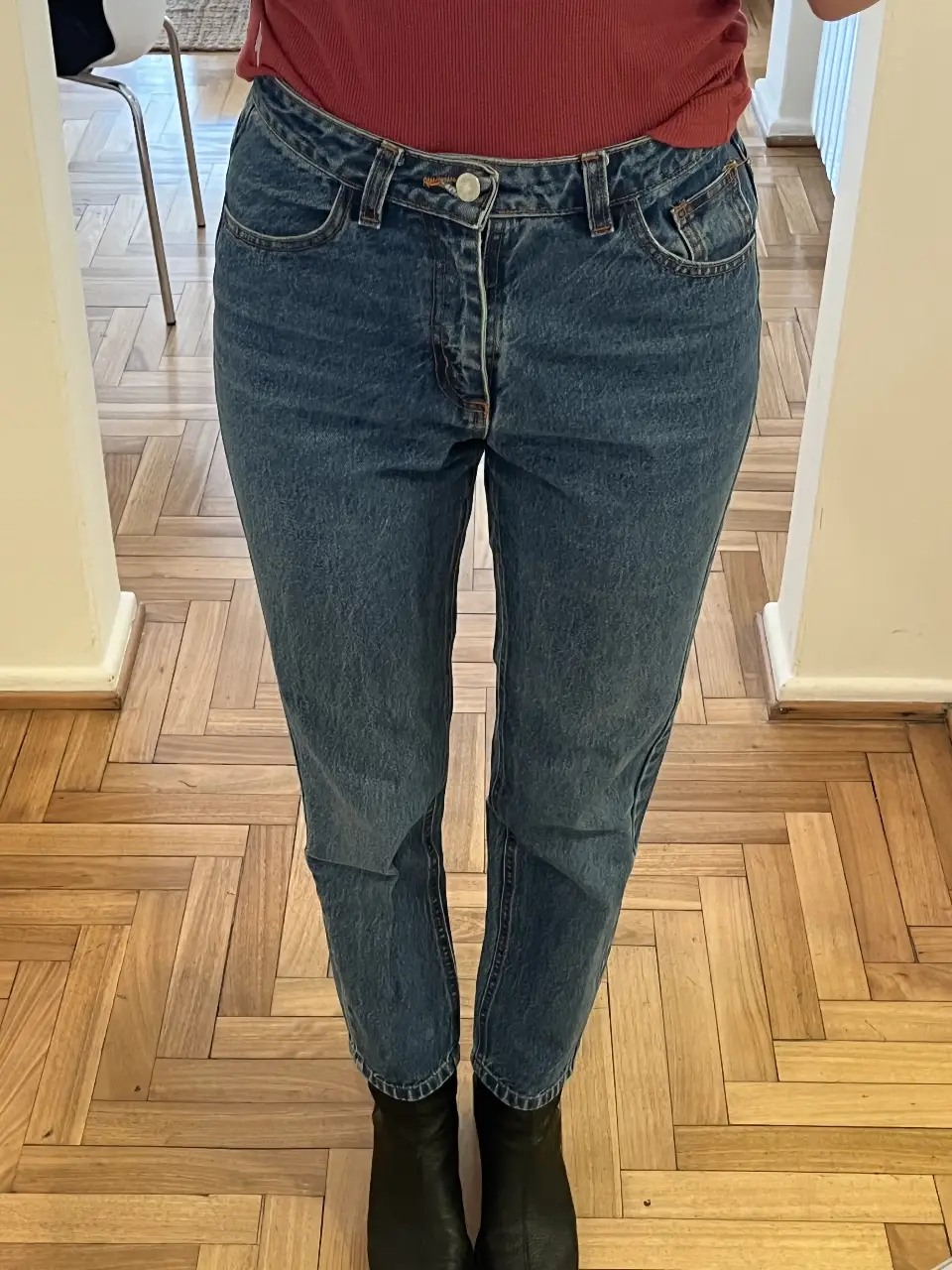 Jeans rectos (mom) de mujer, tiro alto, color azul clásico. Talle 28. Marca CROP. Podria parcer 26. 