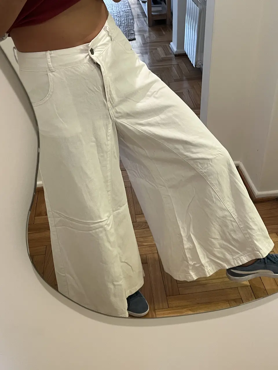 Pantalón blanco de corte amplio, estilo palazzo, ideal para un look casual y moderno. Confeccionado en 100% algodón, talle 40. Marca Indian (uruguay)