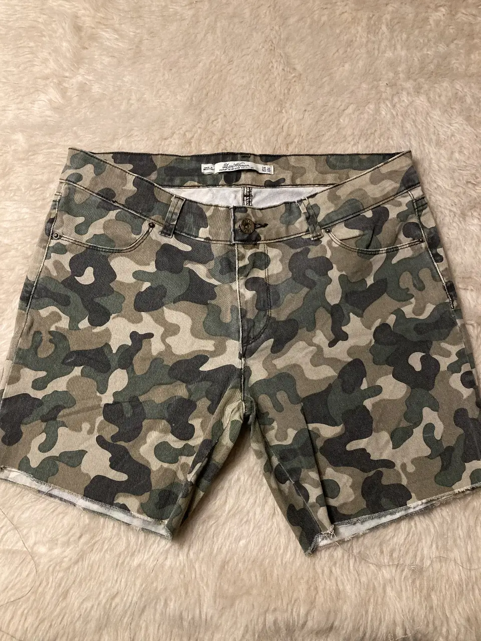 Short de jean de mujer con estampado camuflado. Elastisado. Tiro medio, corte recto y dobladillo deshilachado. Marca Zara Woman.