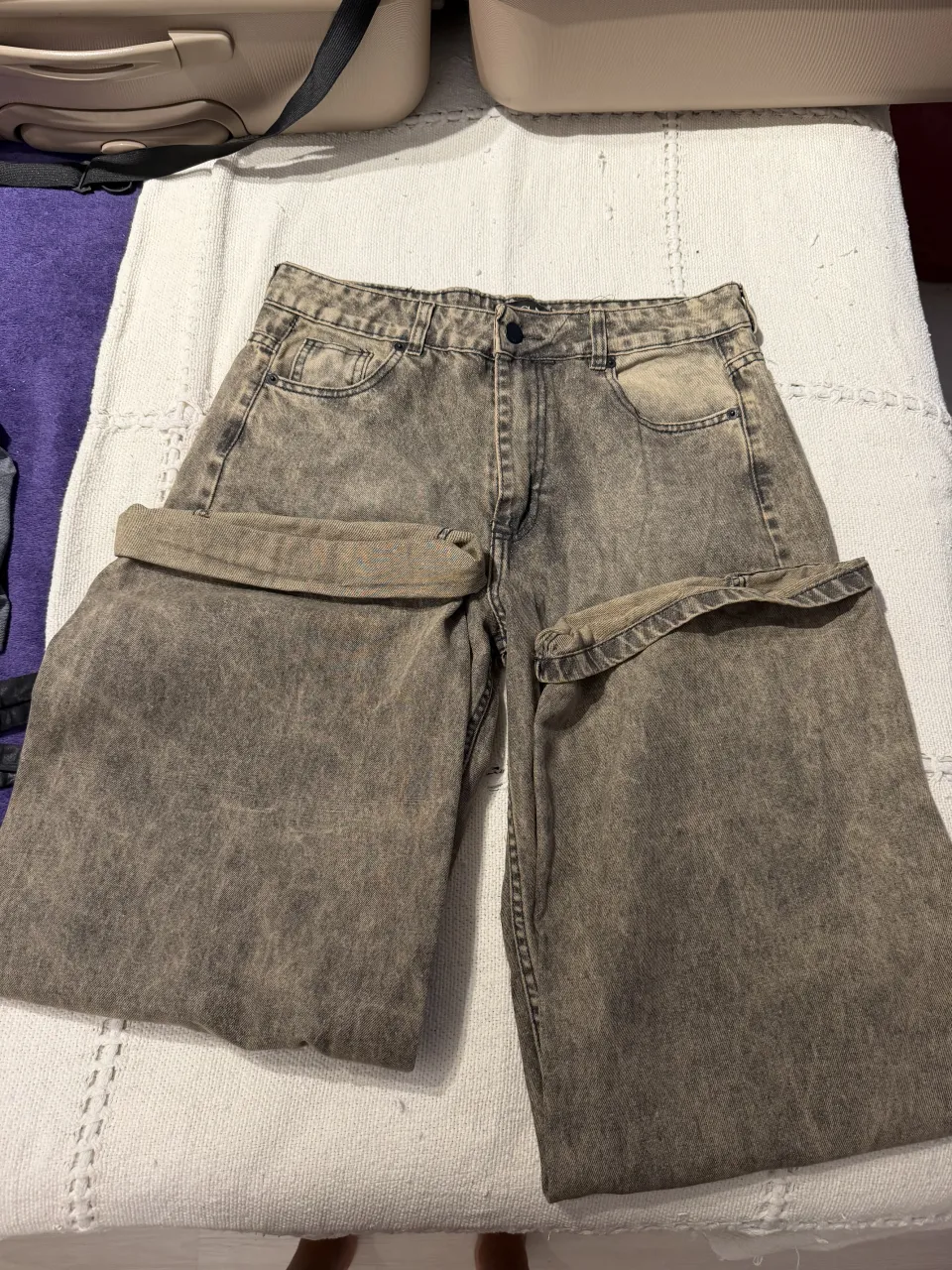 Jeans tiro alto, corte ancho y lavado grisáceo. Un básico moderno para tu guardarropas, ideal para combinar con tops o remeras y crear looks cancheros.