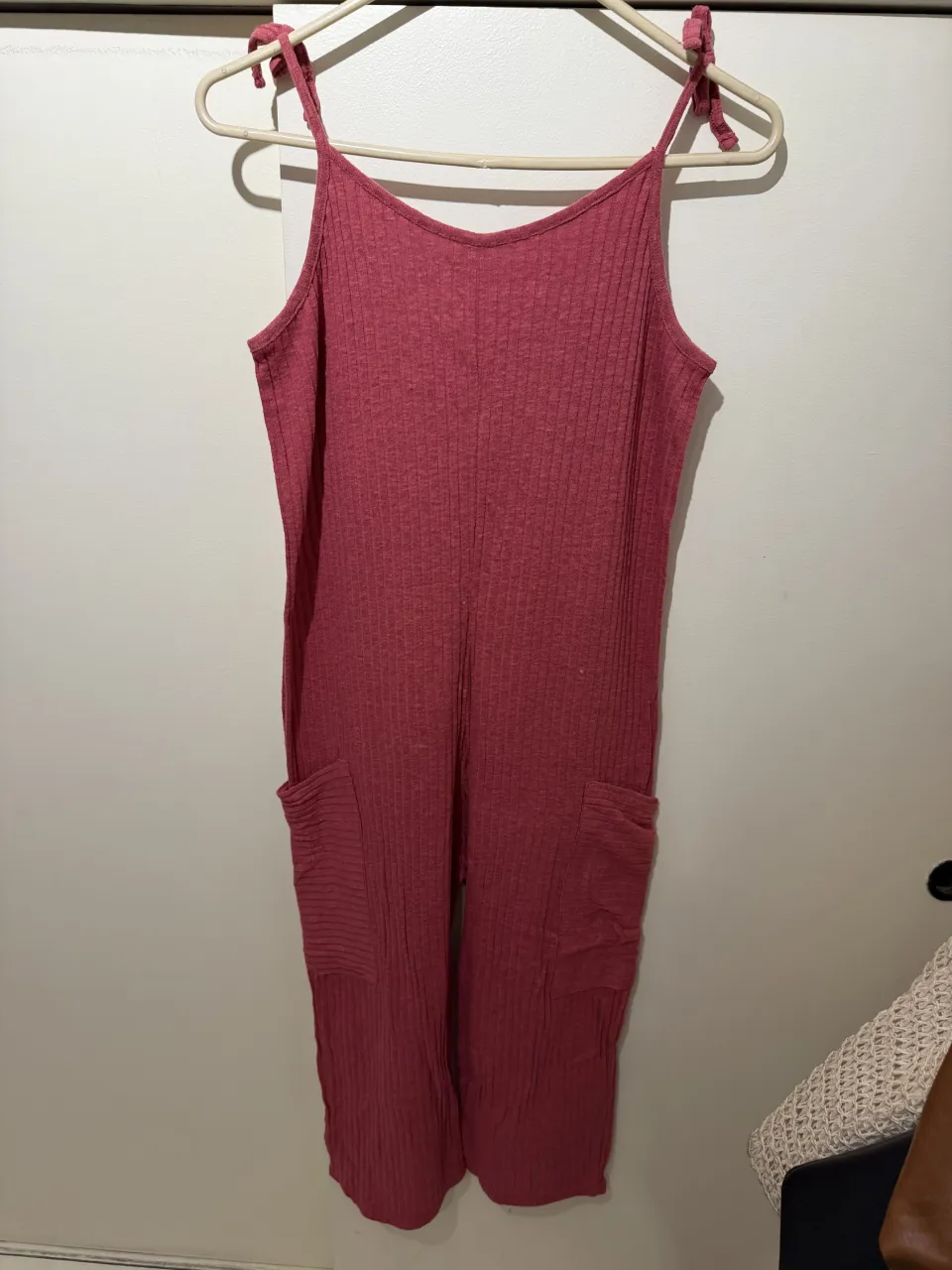 Mono de morley súper cómodo y canchero, ideal para el día a día. Tiene tiras regulables con lazo en los hombros y bolsillos funcionales. Perfecto para un look relajado y a la moda.