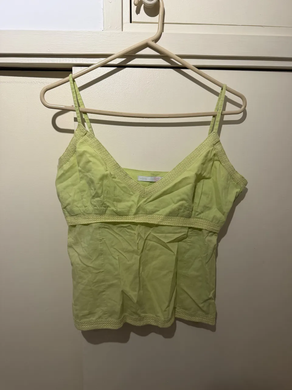 Top de breteles finos en color verde lima, con detalles de puntilla en escote y ruedo. Ideal para un look fresco y casual.