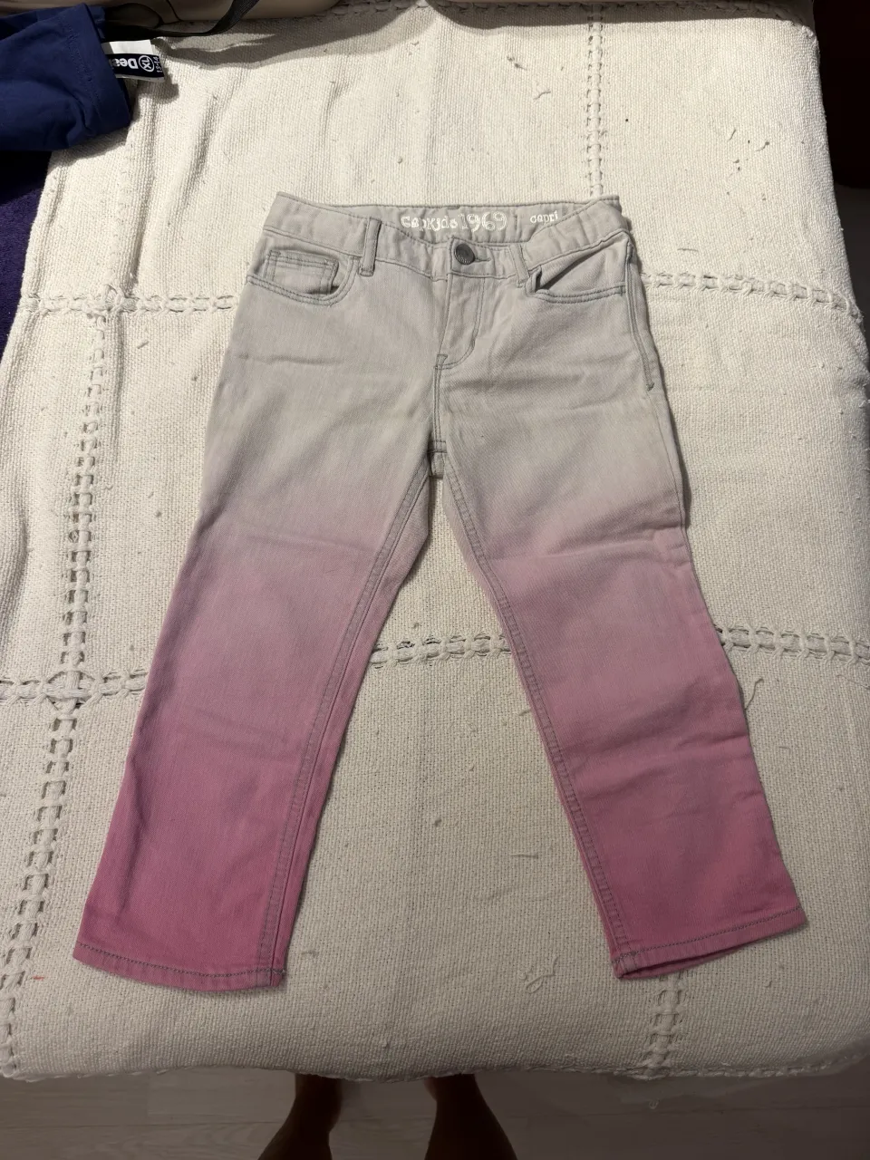 Jeans capri de nena con degradé de color gris a rosa. ¡Súper cancheros y cómodos para el día a día!