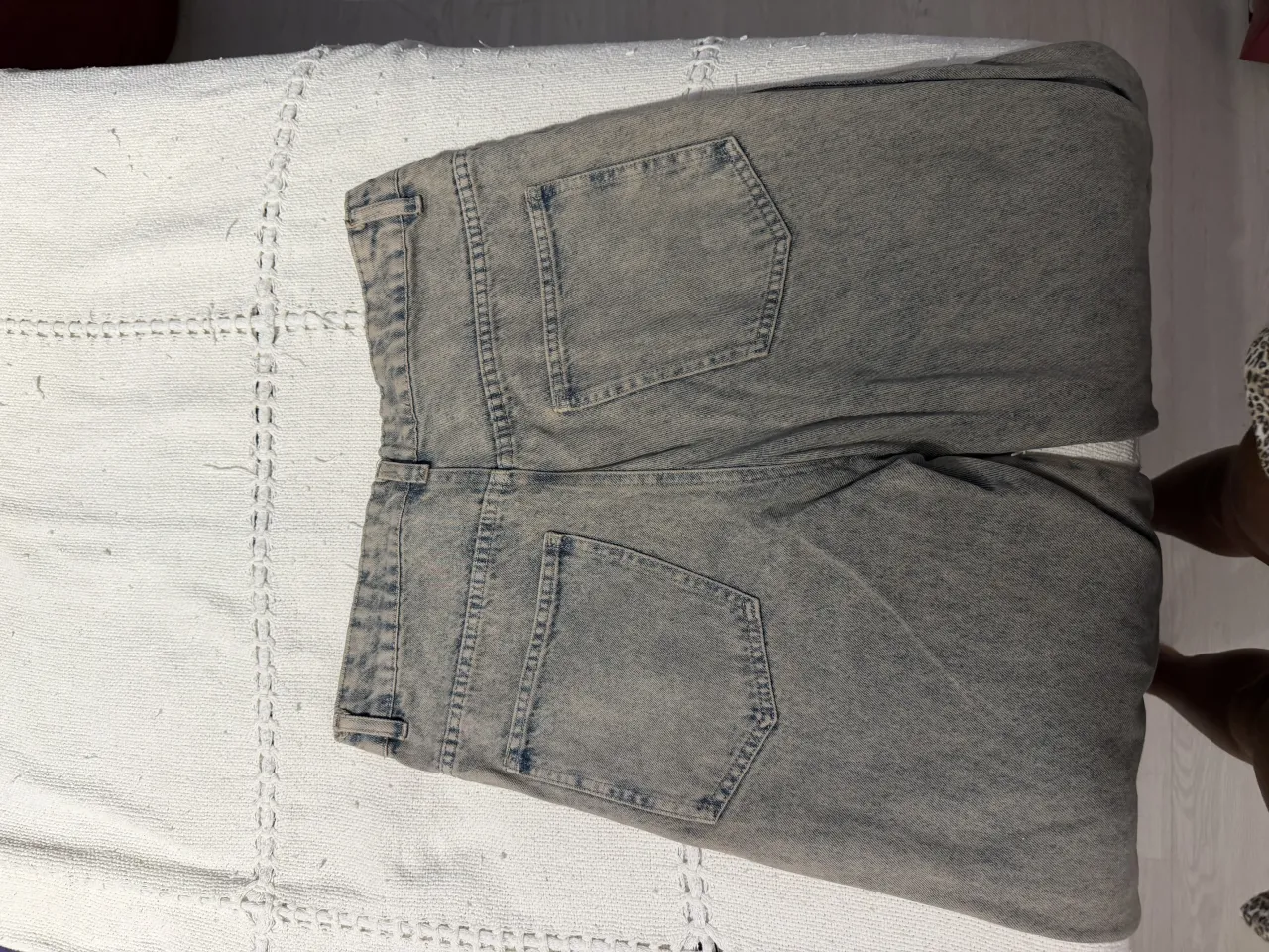 Jeans tiro alto, corte recto y lavado desgastado. Un básico moderno para tu guardarropas, ideal para combinar con tops o remeras.