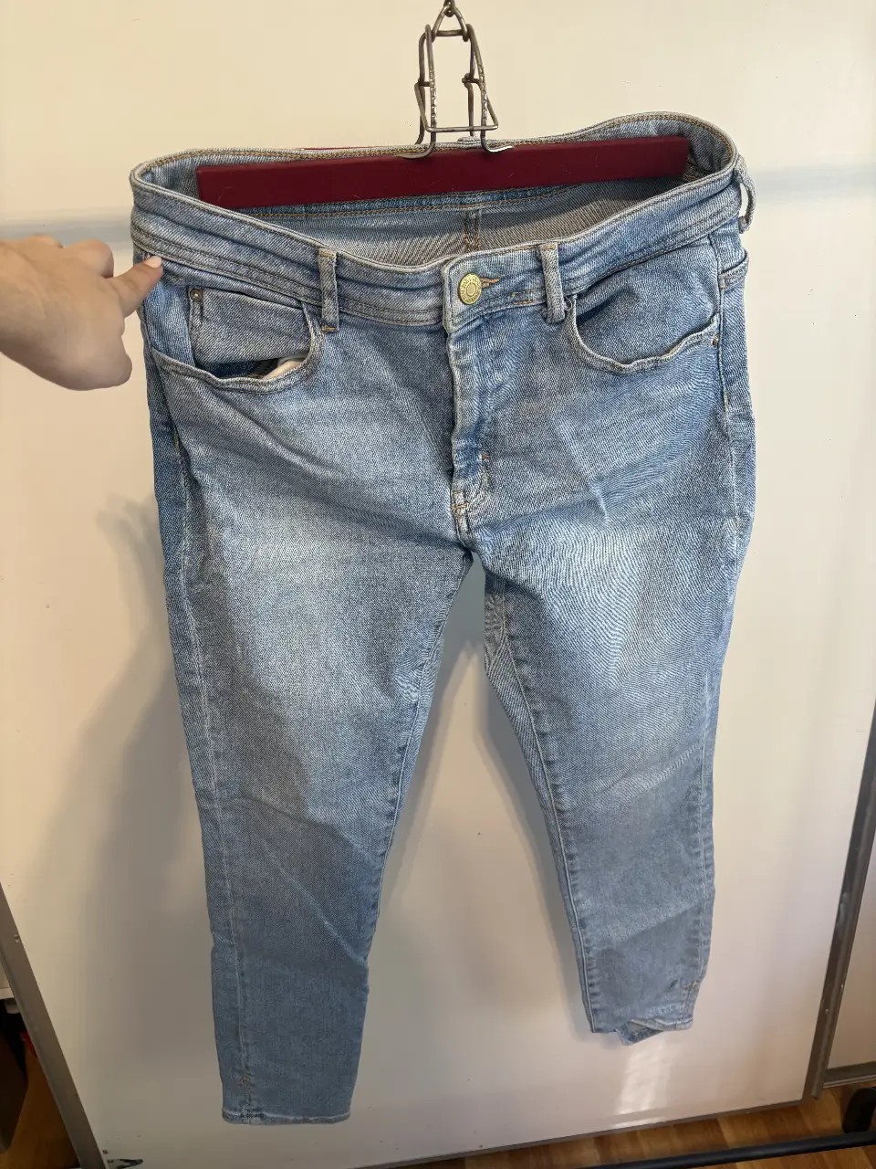 Jeans skinny de mujer, color azul claro, tiro medio, de la marca Zara. Talle 42 EUR, 10 USA, 32 MEX. Ideal para un look casual y moderno.