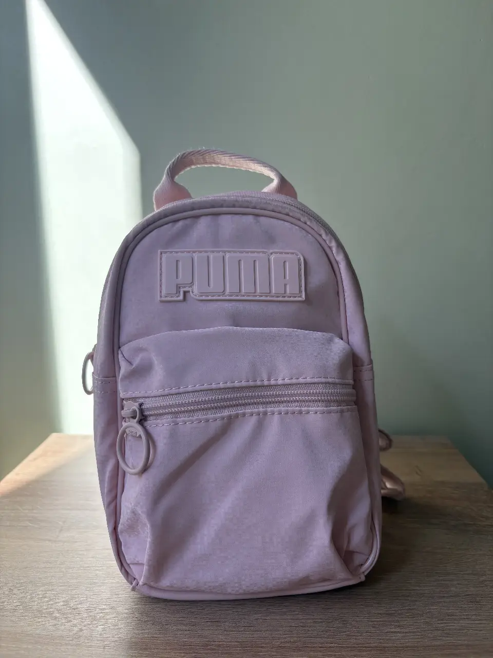 Mochila Puma rosa, ideal para llevar tus esenciales con estilo. Perfecta para el día a día, con un diseño compacto y práctico.