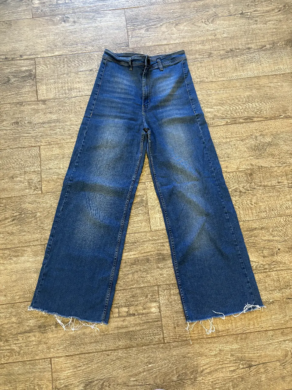 Jeans de mujer Zara, corte recto y tiro alto, con un estilo wide leg. Talle 42, con etiqueta visible.