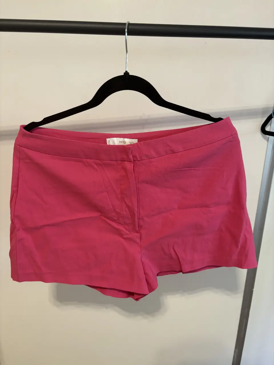 Short de tiro alto color rosa de la marca Mango. Ideal para un look casual y fresco.