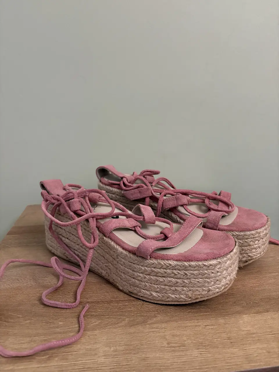Sandalias de plataforma rosa con tiras para atar. Suela de yute.