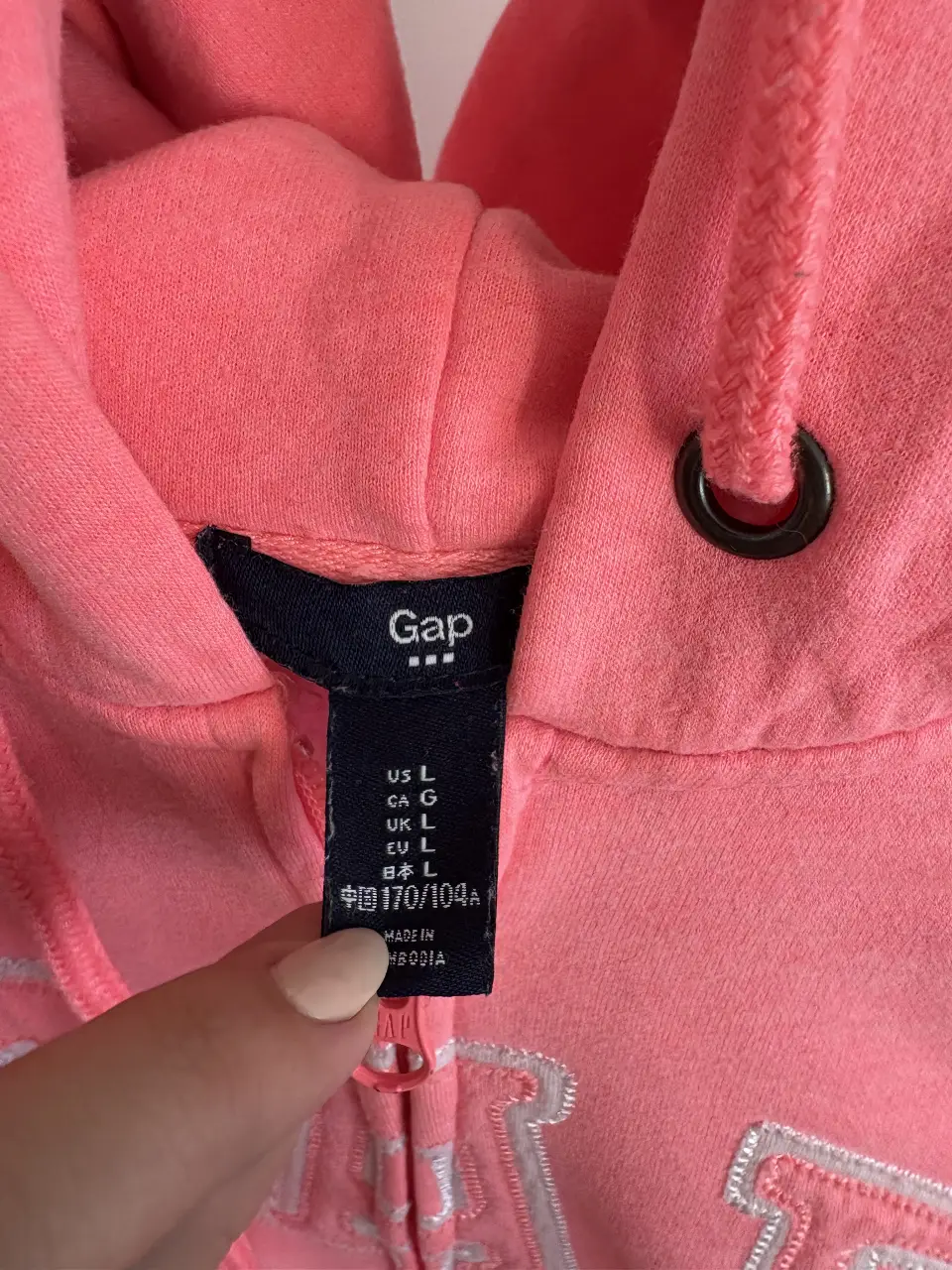 Buzo canguro rosa de la marca Gap, con capucha y cierre frontal. Ideal para un look casual y cómodo.