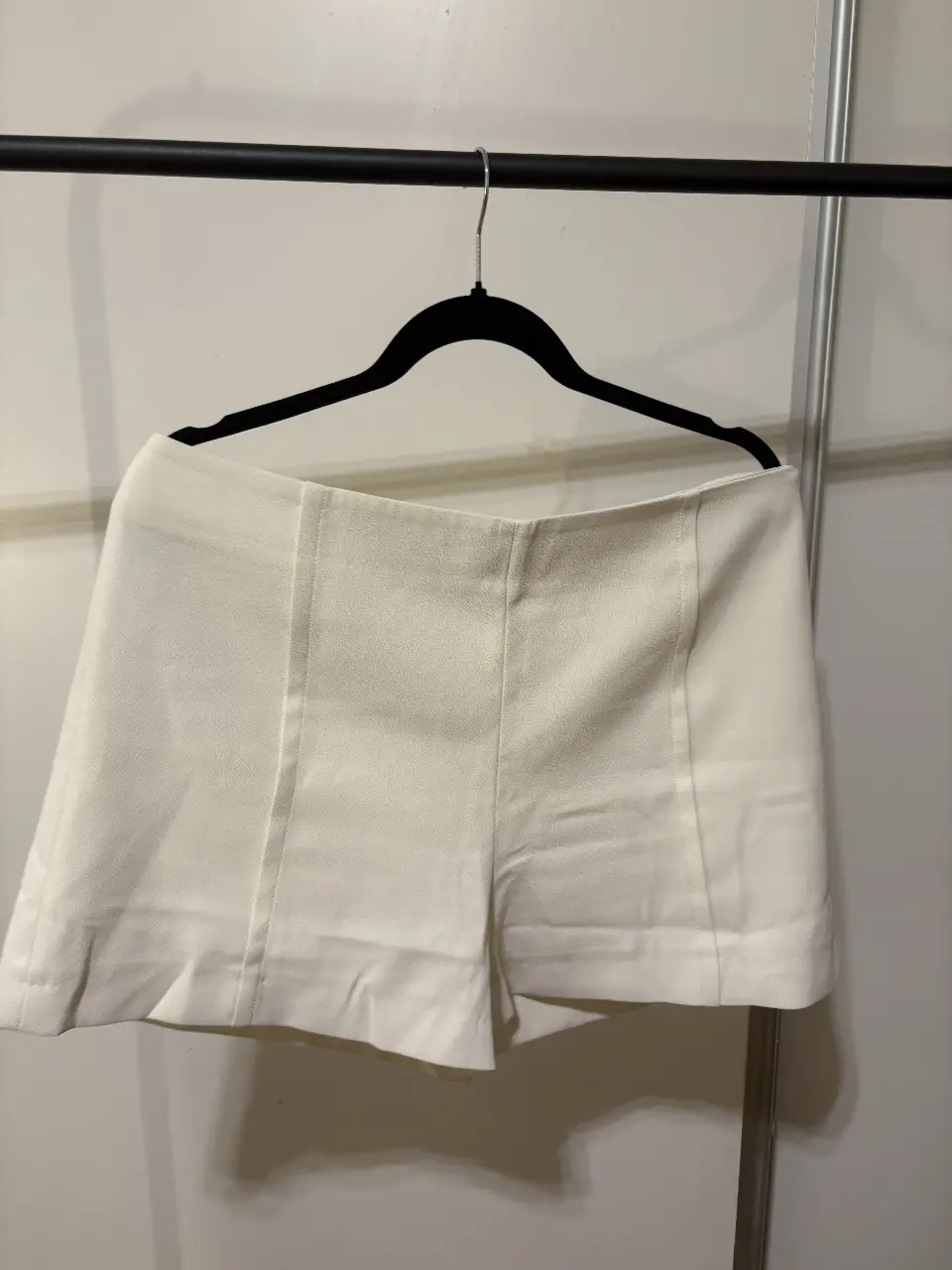 Short blanco de vestir, tiro alto, de la marca MNG, ideal para un look elegante y moderno.