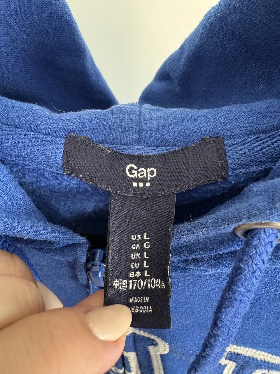 Buzo con cierre de la marca Gap, de color azul con el logo blanco en el frente. Ideal para un look casual y cómodo.