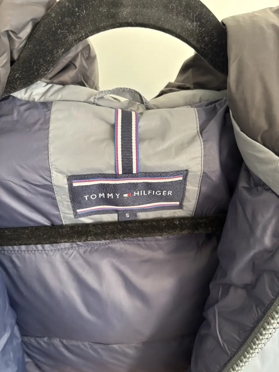 Chaleco Tommy Hilfiger reversible, color gris y azul marino. Con capucha, cierre y bolsillos. Talle S.