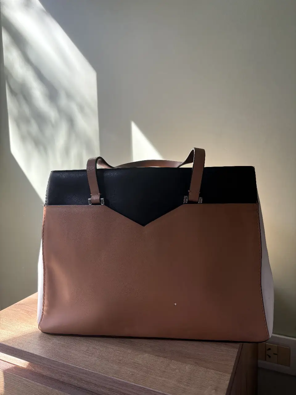 Bolso tote de cuero sintético en color negro y marrón. Amplio y elegante, ideal para llevar todo lo necesario con estilo.