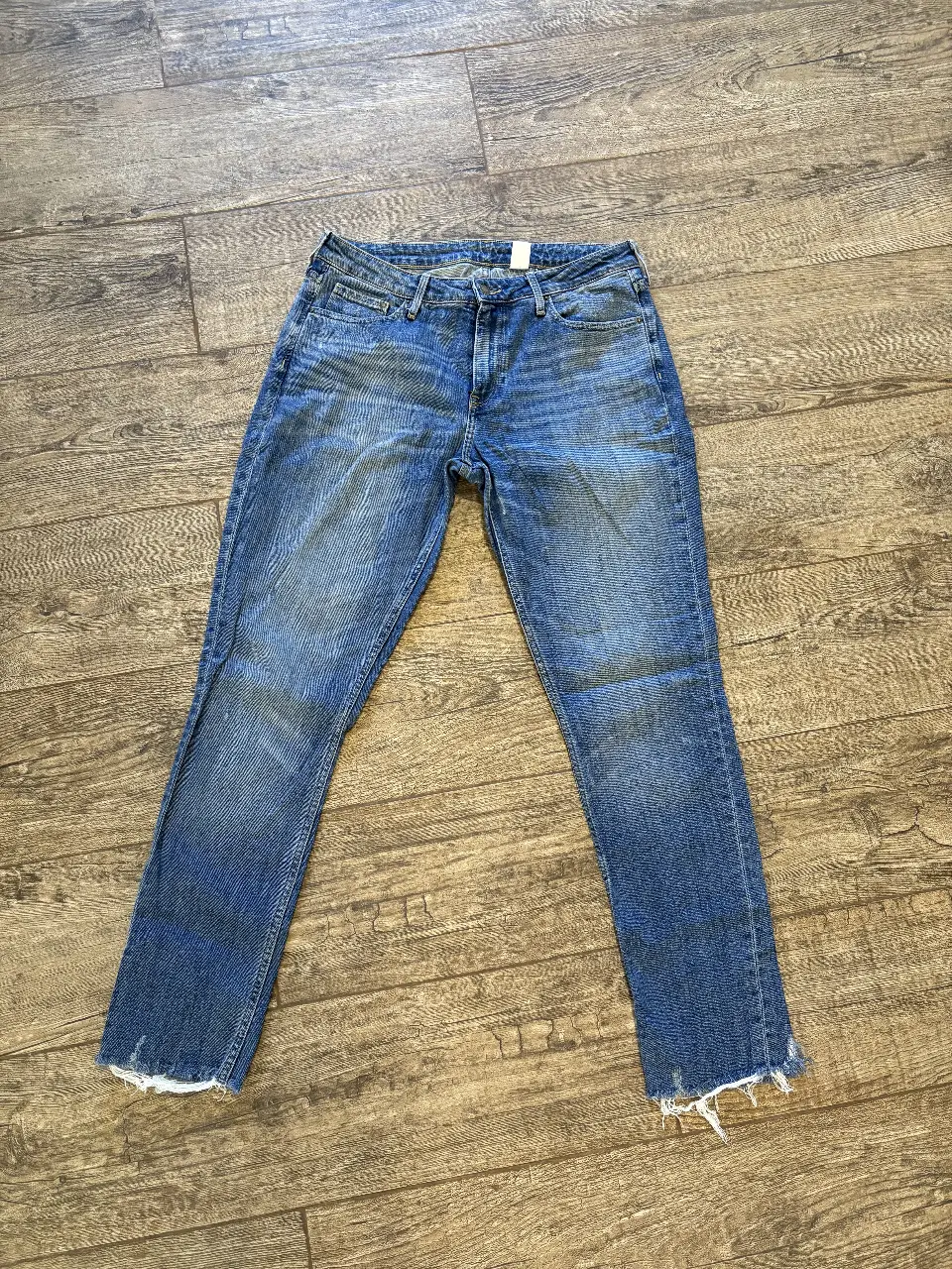 Jeans Skinny Ankle de mujer, color azul, con talle regular y corte por los tobillos. Marca &Denim. Talle 32.