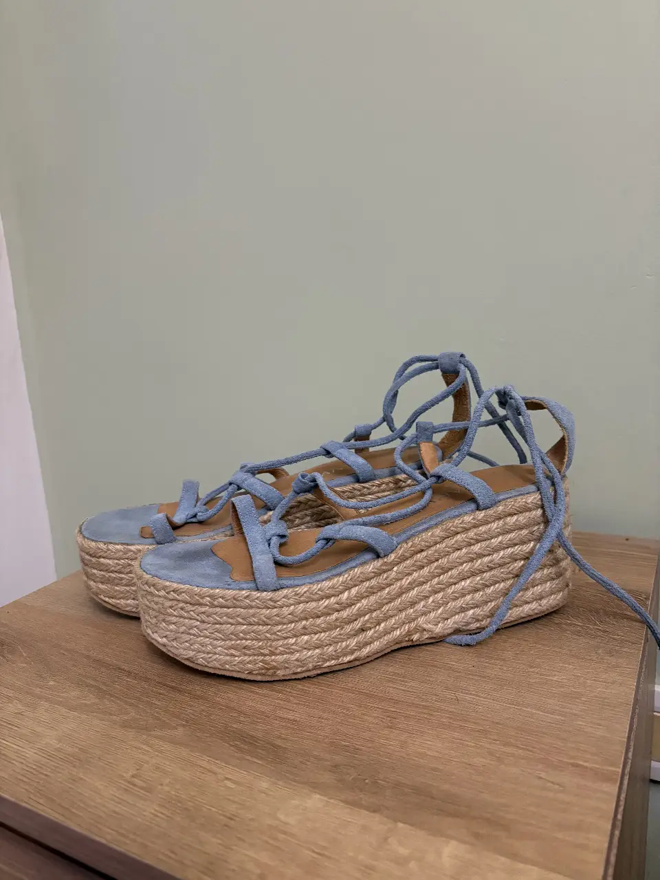 Sandalias de plataforma con cuerdas azules y base de yute. Ideales para un look casual y fresco.