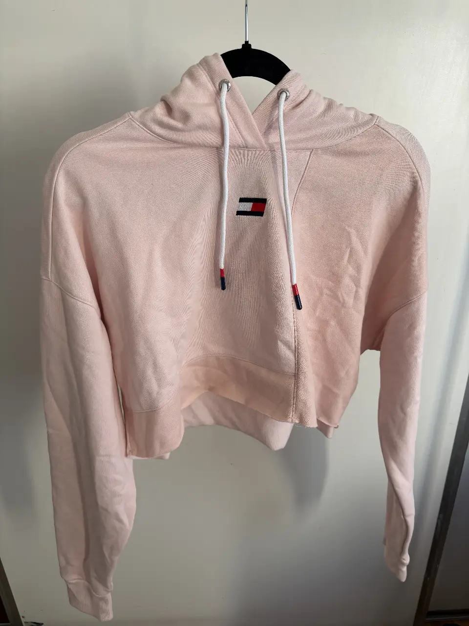 Buzo crop de mujer Tommy Hilfiger Sport, color rosa, con capucha y cordones blancos. Talle M/M. Ideal para un look casual y deportivo.