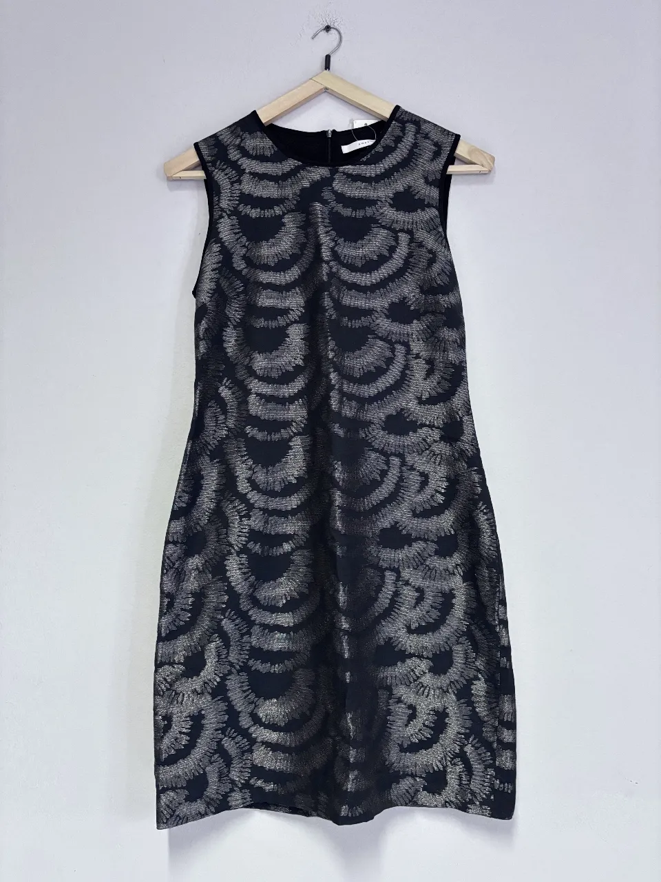 Vestido midi negro con estampado plateado. Diseño sin mangas, ideal para eventos formales o fiestas. marca awada. talle s sastre