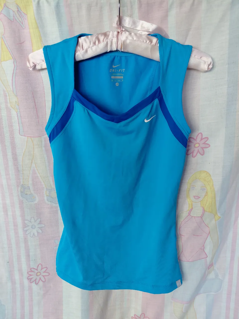 Musculosa deportiva Nike azul, con detalles en azul oscuro y logo blanco. Ideal para entrenamientos.