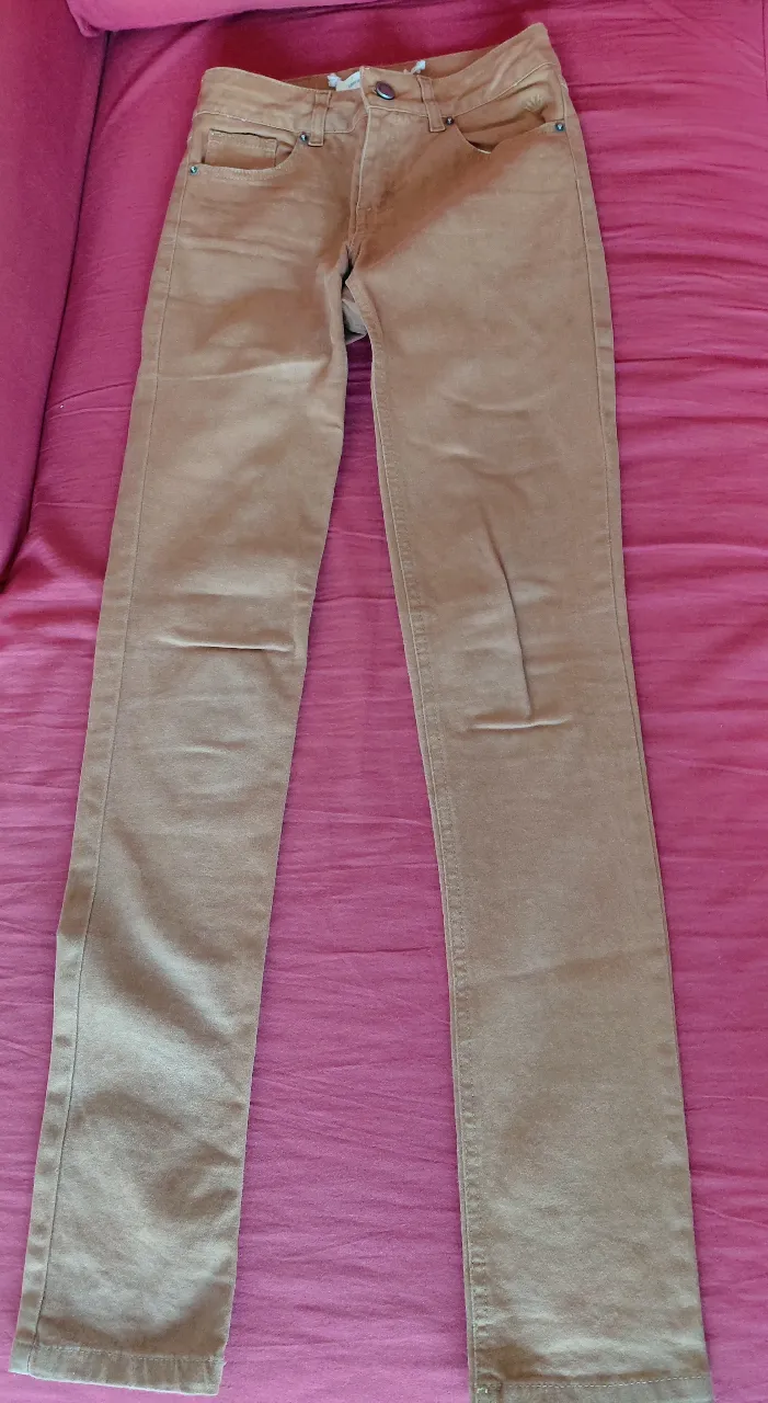 Pantalón de jean recto color marrón, talle 36. Ideal para un look casual y versátil.