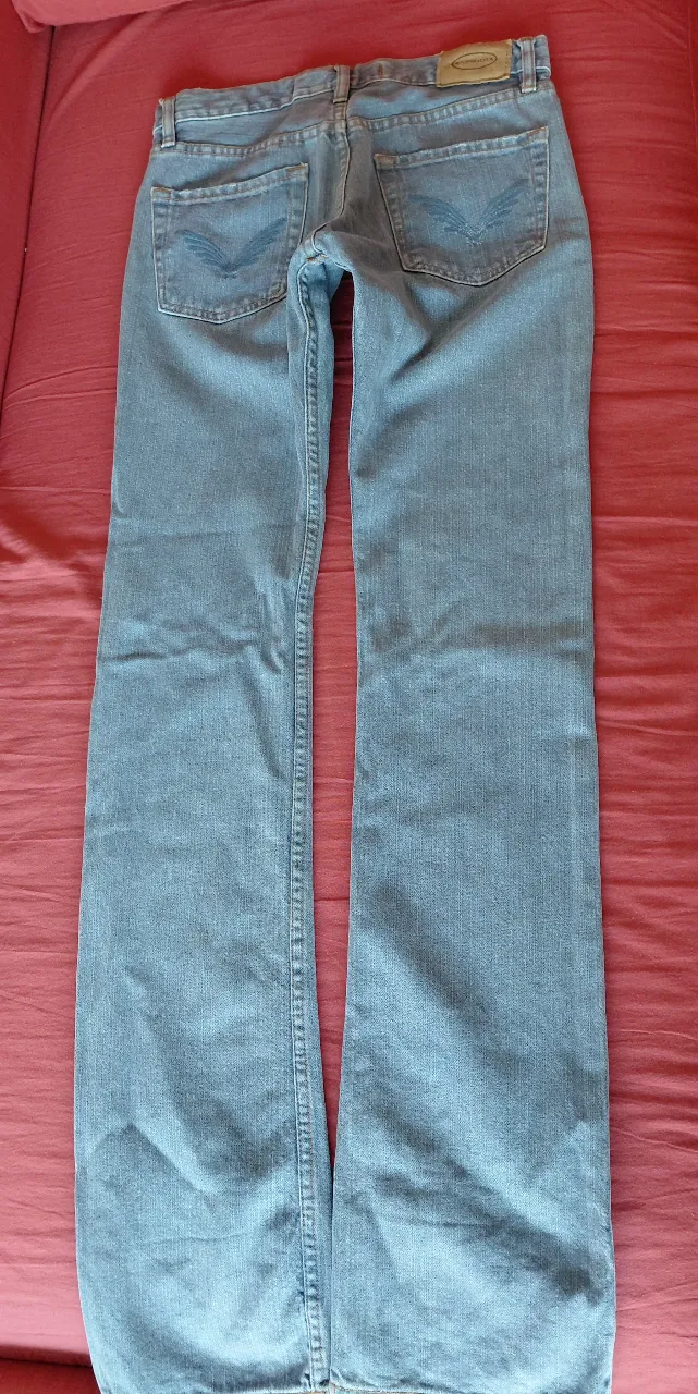 Jeans rectos de Nena 14 años , color azul claro, con bolsillos traseros con diseño y logo de Rapsodia. Talle 22. Ideal para un look casual y cómodo.