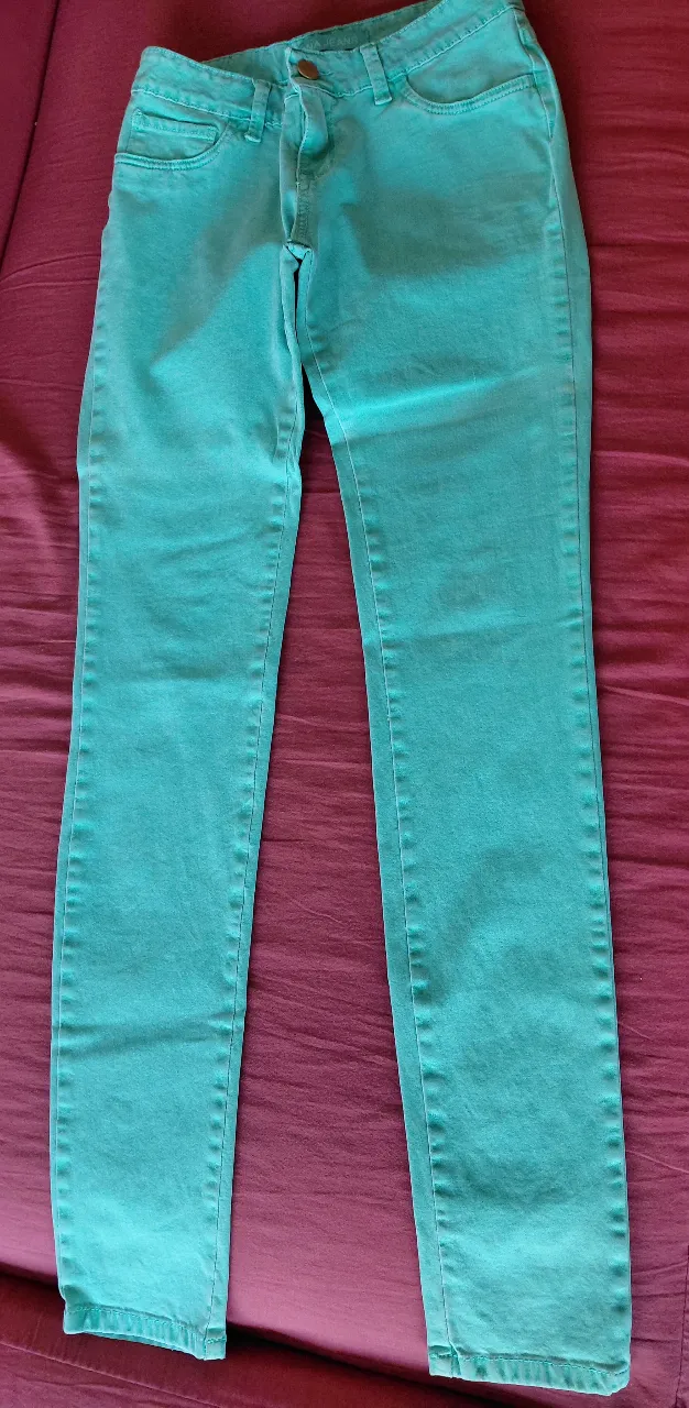 Pantalón de jean recto de color verde turquesa, talle 34. Ideal para un look casual y moderno.