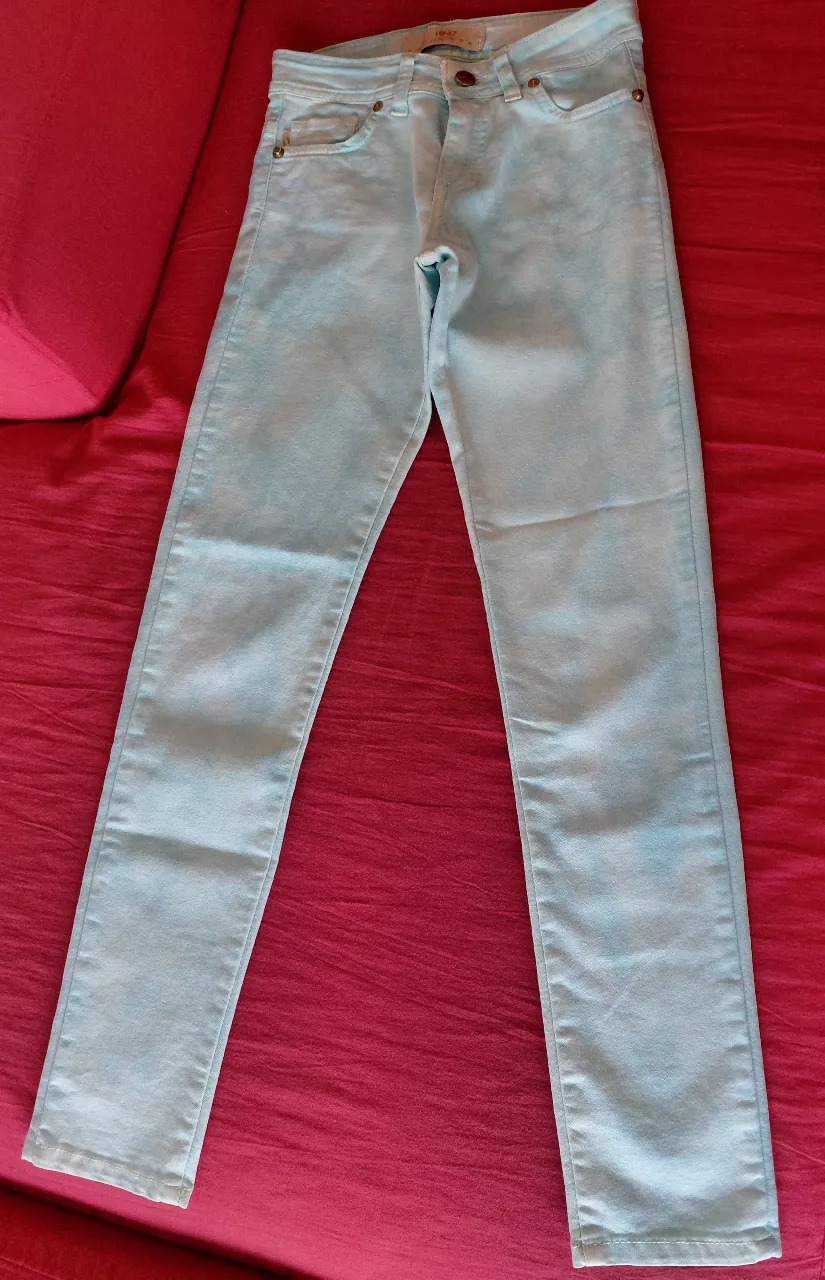 Jeans rectos de mujer en color celeste claro. Talle 20/36. Ideal para un look casual y moderno.