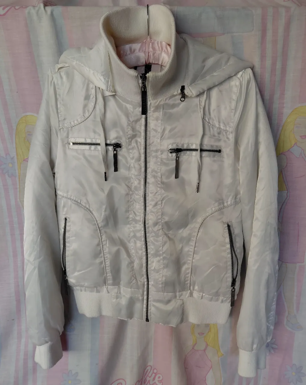 Campera blanca de mujer, con capucha y cierre. Marca Ona Saez. Confeccionada en poliéster.