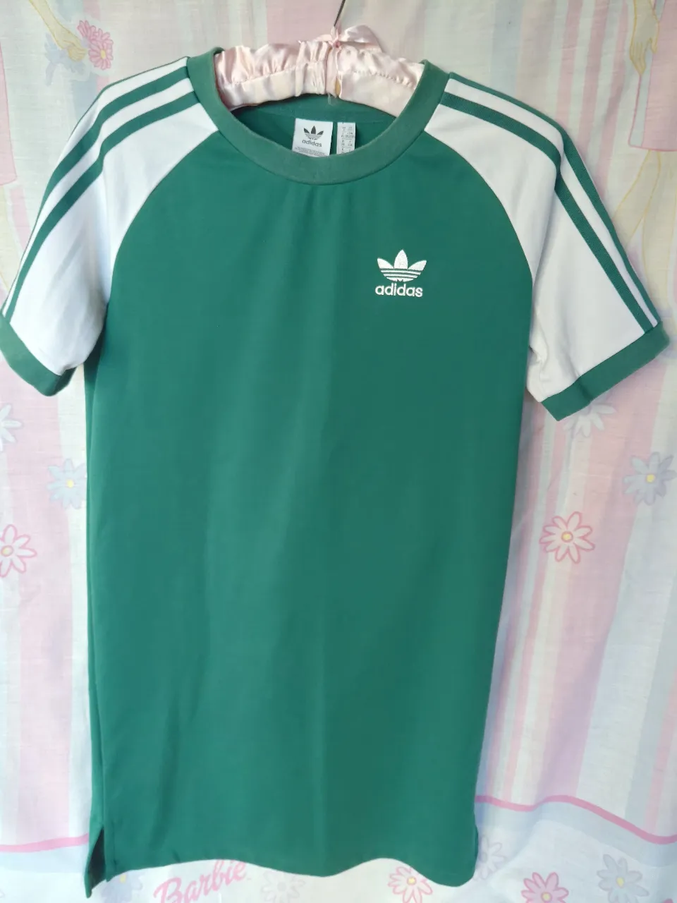 Vestido deportivo Adidas de mujer, color verde con mangas y detalles blancos. Diseño clásico con las tres tiras características de la marca. Ideal para un look casual.
