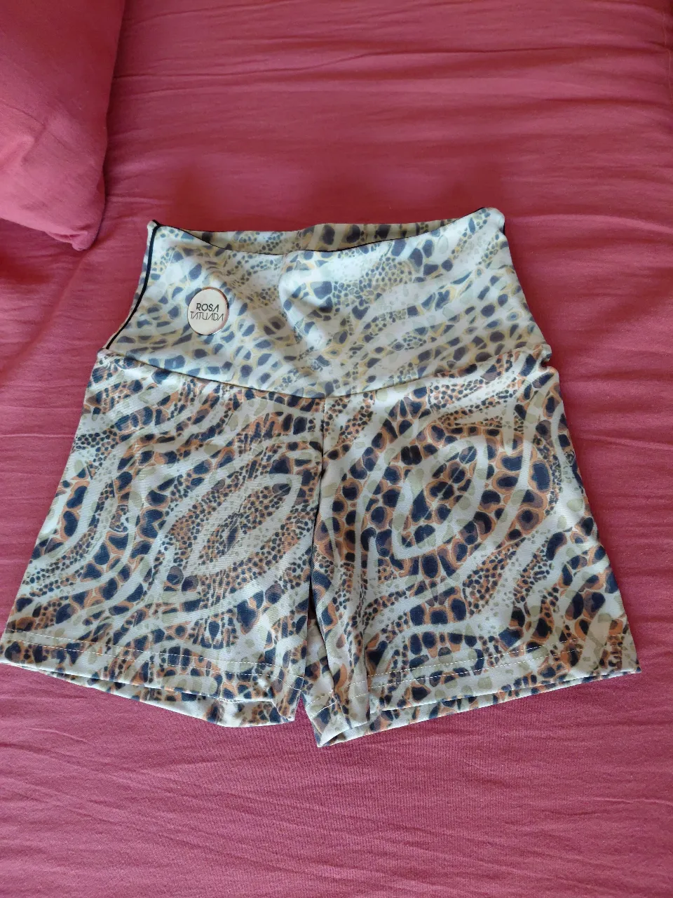Short deportivo de mujer con estampado animal print. Ideal para actividades físicas y uso diario. Marca Rosa Tatuada, brasilera.