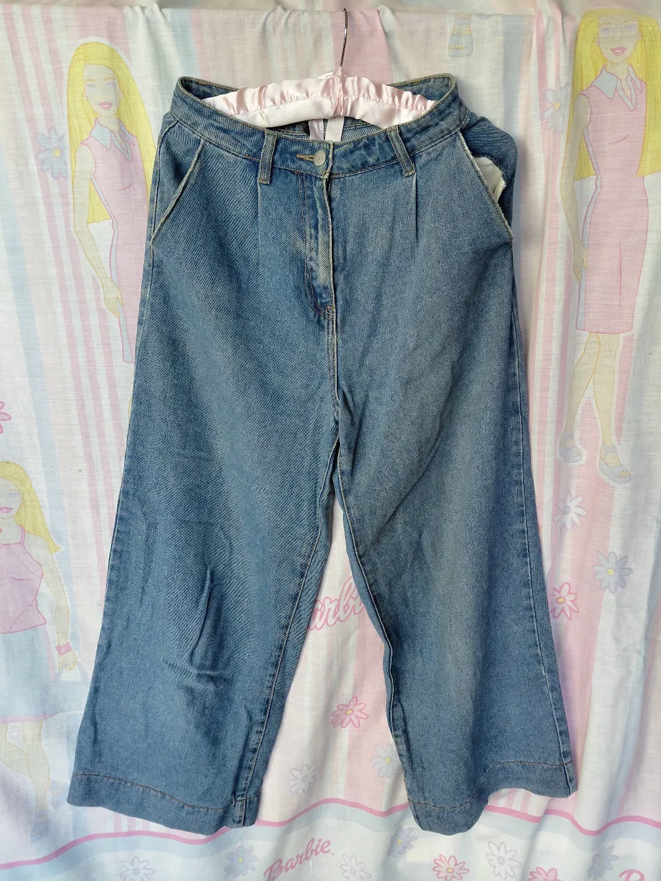 Pantalón de jean suelto, de tiro alto, de la marca Forever 21. Ideal para un look casual y cómodo.