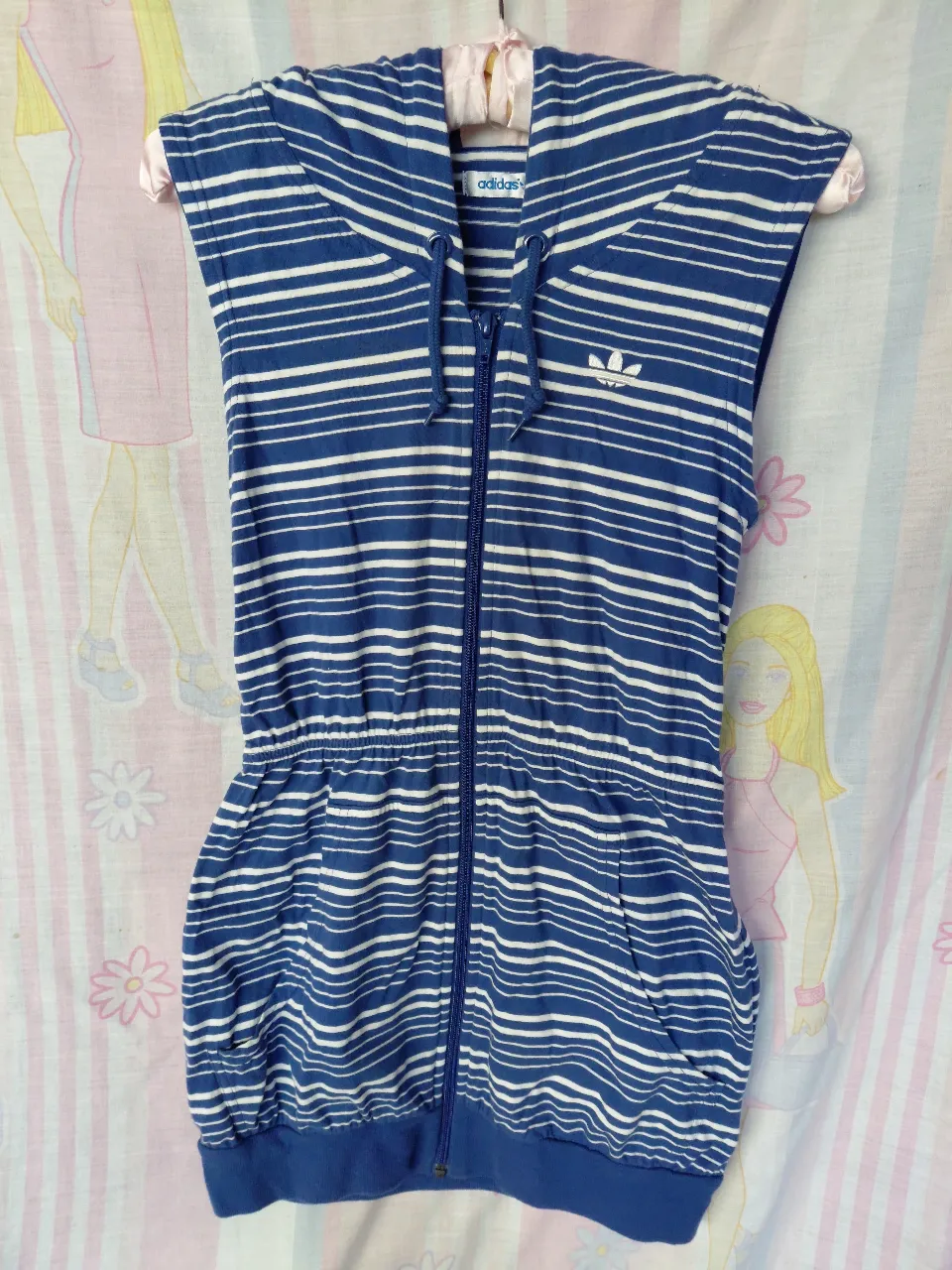 Vestido deportivo Adidas a rayas azul y blanco, con cierre frontal, capucha y cintura elastizada. Ideal para un look casual y cómodo.