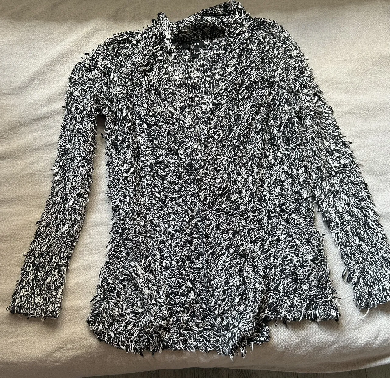 Cardigan de mujer Forever 21, tejido en blanco y negro con textura. Ideal para un look casual y abrigado.