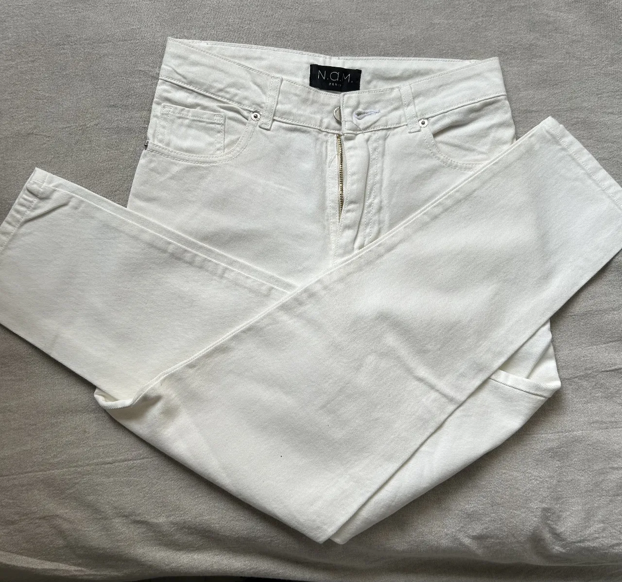 Jeans rectos de mujer, color blanco. Tiro medio, ideal para un look casual y versátil. Perfecto para combinar con diferentes estilos.