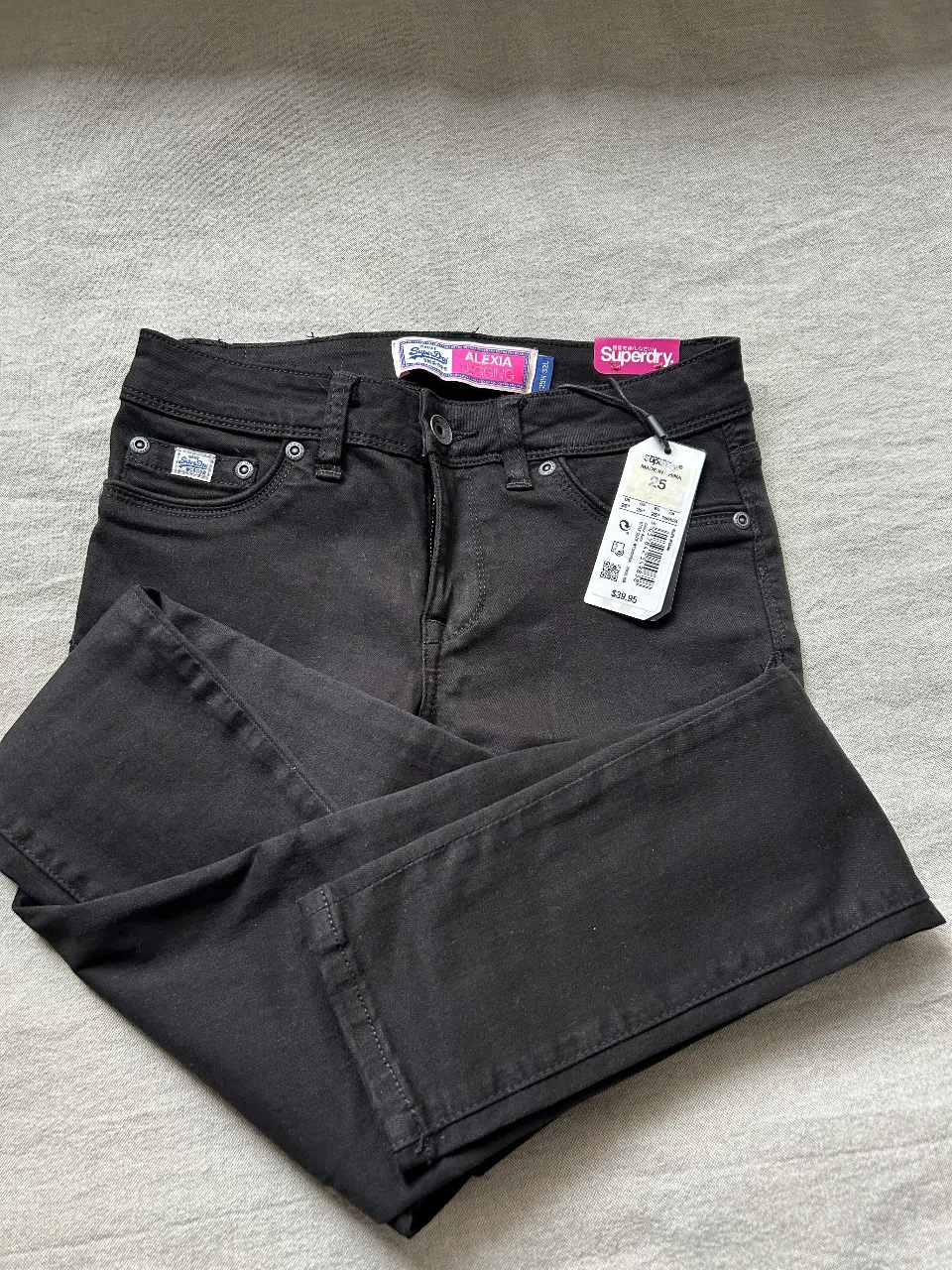 Jeans negros rectos de la marca Superdry, talle 25 de cintura y 32 de largo. Ideal para un look casual y versátil.