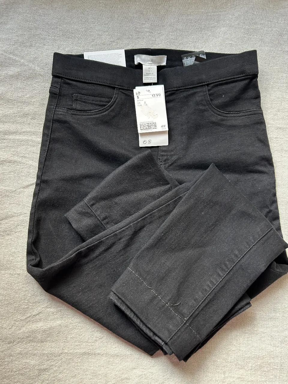 Pantalón Skinny negro de H&M, tiro estándar, calce ajustado. Ideal para un look casual y moderno.