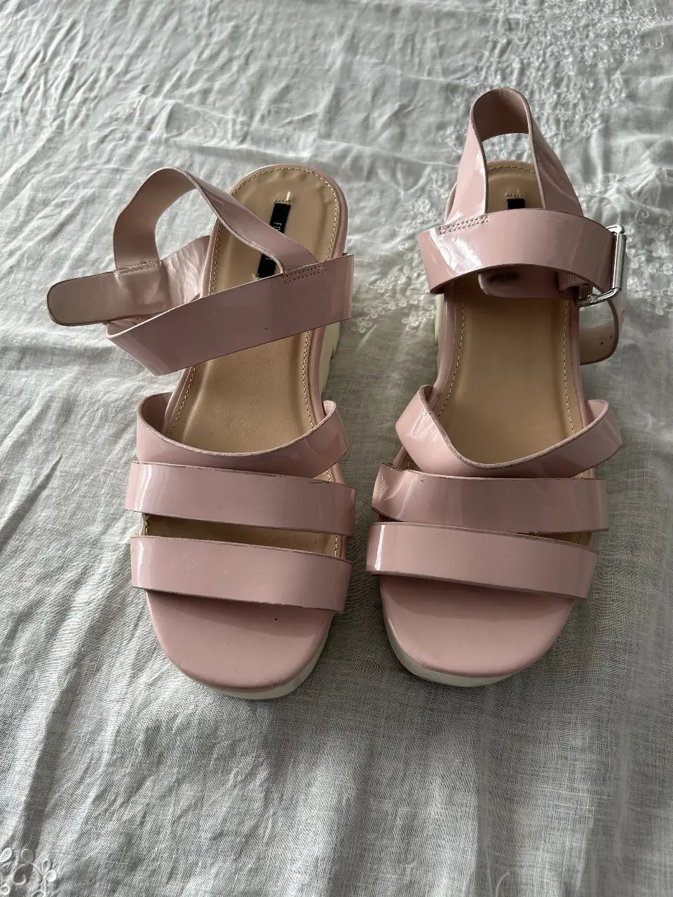 Sandalias rosas de plataforma con tiras, ideales para un look moderno y cómodo. Talle 9 US/CA, 26 MX/JP, 38 EU, 30 BR, 7 UK/KR/CN.