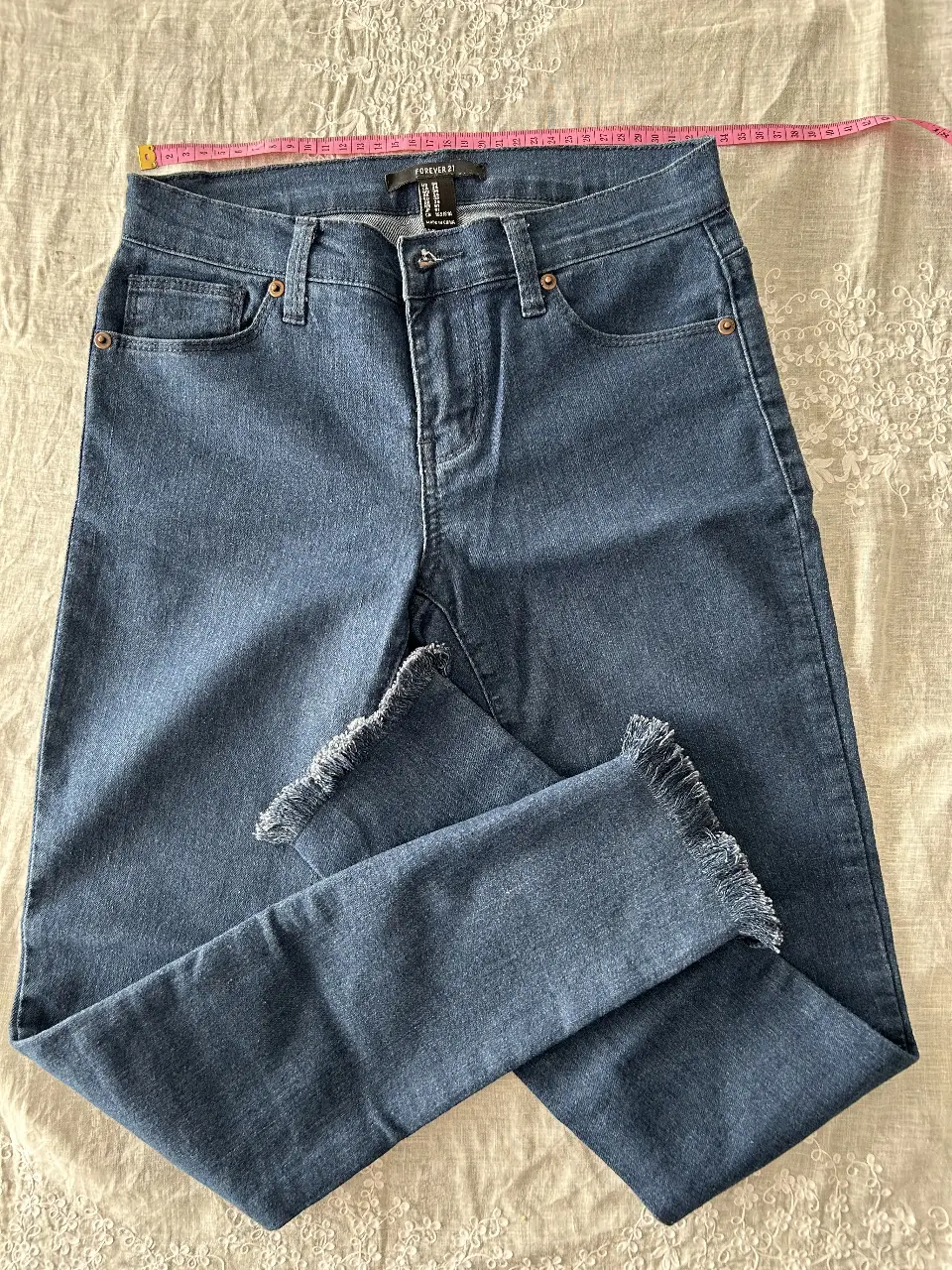 Jeans de mujer Forever 21, tiro alto, con corte recto y detalles desflecados en el bajo. Talle 24 US.