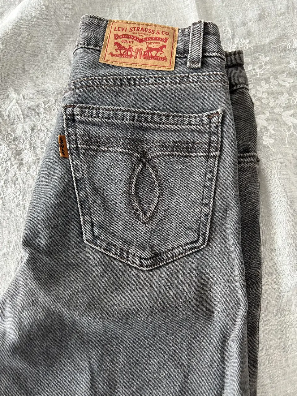 Jeans Levi's 721 Vintage High Rise Skinny, talle 24. Color gris deslavado, tiro alto y corte skinny. Un clásico de la marca, ideal para un look casual y versátil.