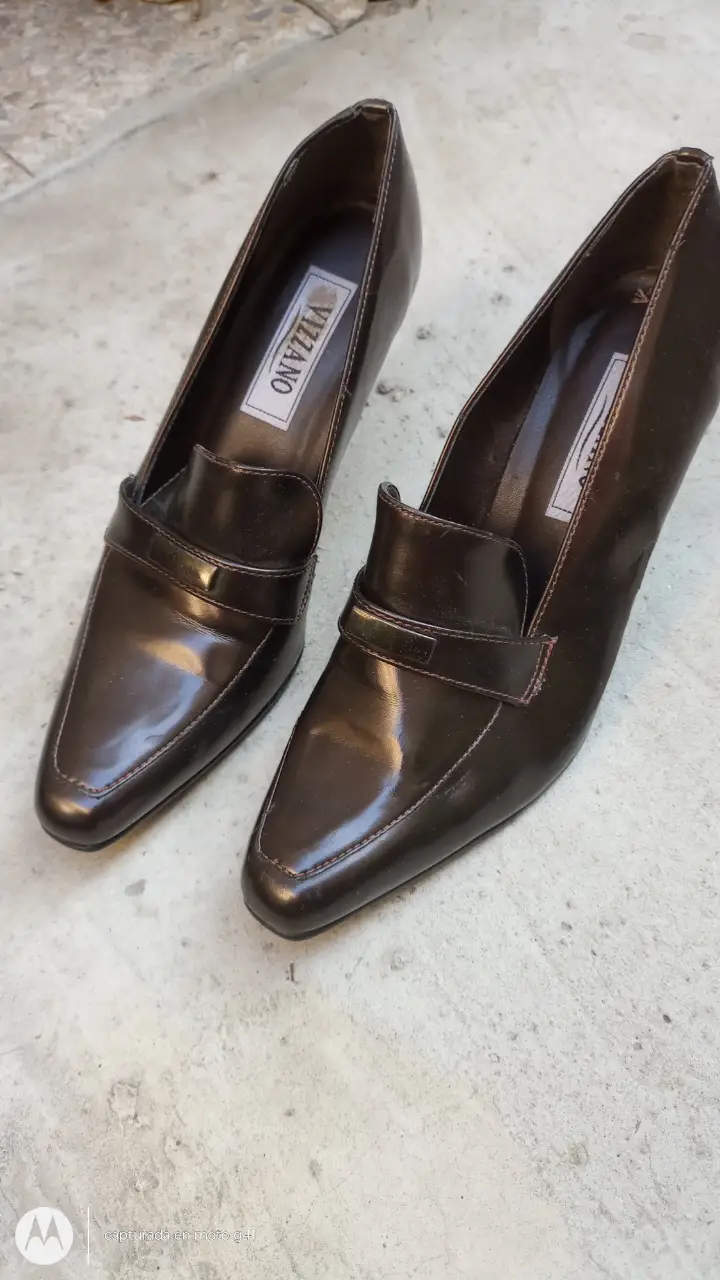 Elegantes zapatos de taco alto color marrón oscuro de la marca Vizzano. Ideales para ocasiones formales o para darle un toque sofisticado a cualquier look.