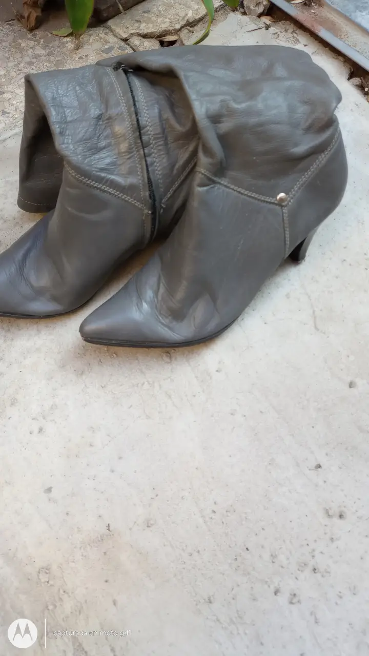 Botas de caña alta grises de cuero, con taco fino y punta fina. Ideales para un look elegante y sofisticado.