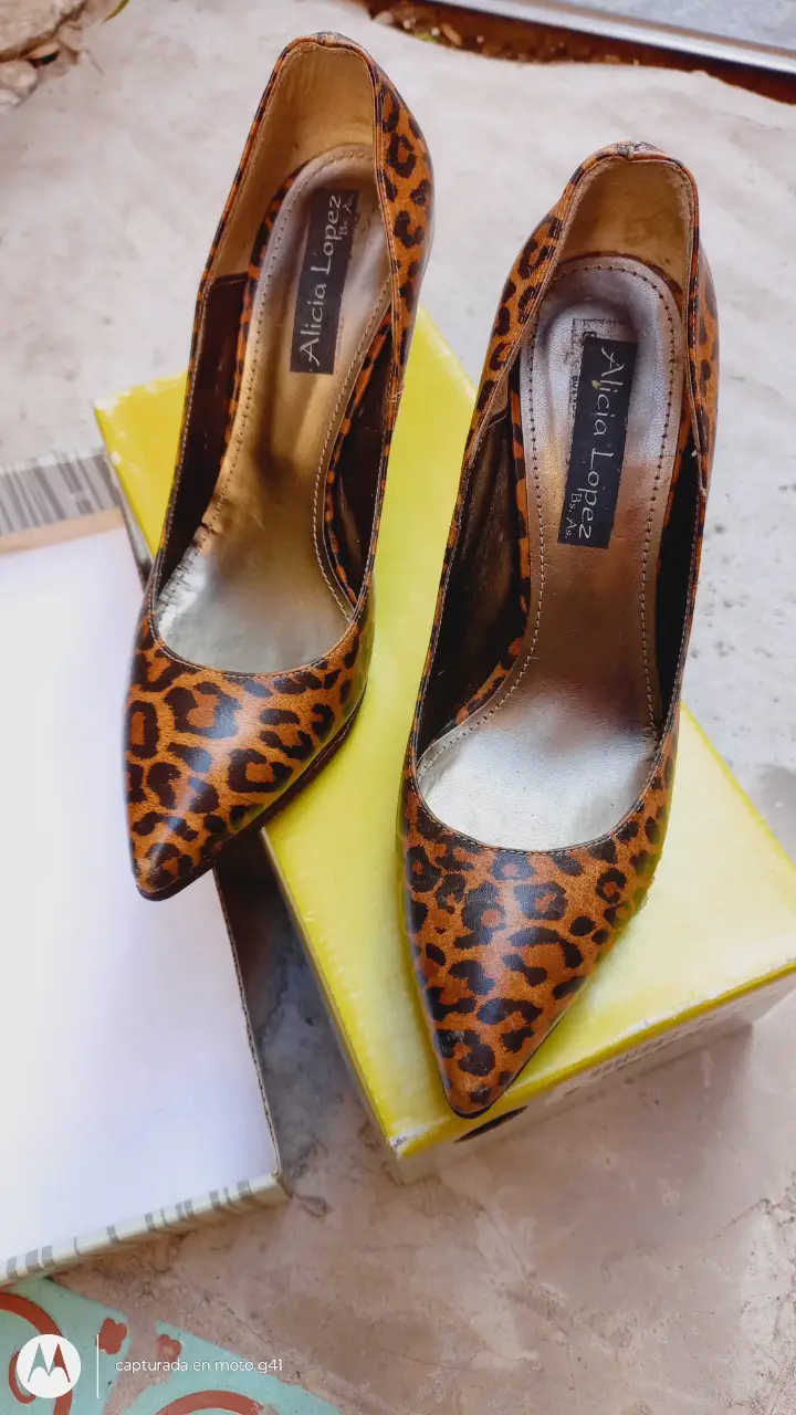 Elegantes tacos Alicia Lopez con estampado de leopardo. Ideales para darle un toque audaz a cualquier look de fiesta.