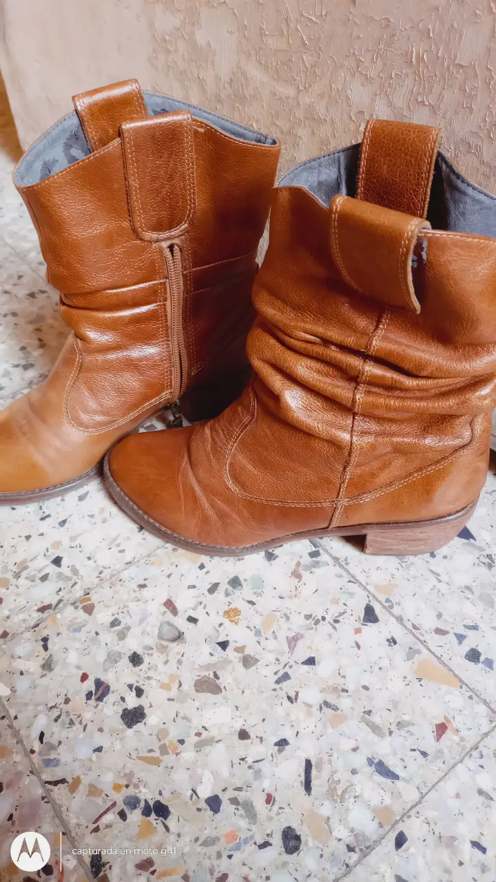 Botas de cuero marrón, ideales para un look casual y canchero. Perfectas para el día a día.
