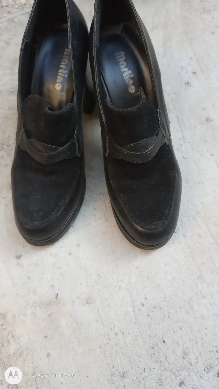 Elegantes zapatos de taco alto negros, ideales para una ocasión formal o para darle un toque sofisticado a tu look diario. Confeccionados en cuero o material similar, presentan un diseño clásico con detalles de gamuza en el empeine.