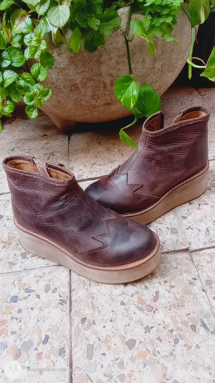 Botines de cuero marrón con plataforma. Diseño con detalles en la puntera y cierre lateral. Ideales para un look casual y canchero.