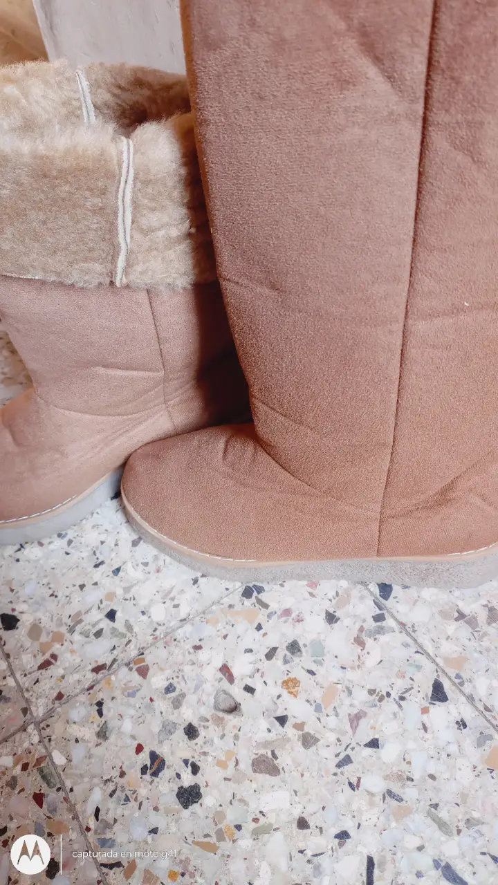 Botas de caña alta color marrón claro, ideales para el invierno. Con un diseño de gamuza y detalle de peluche en la parte superior, perfectas para un look casual y abrigado.