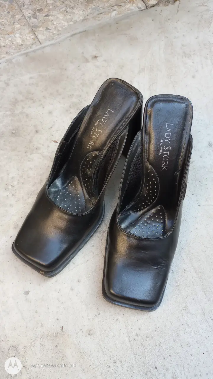 Zapatos de taco Lady Stork, negros, con taco cuadrado y punta cuadrada. Ideales para un look elegante y sofisticado.