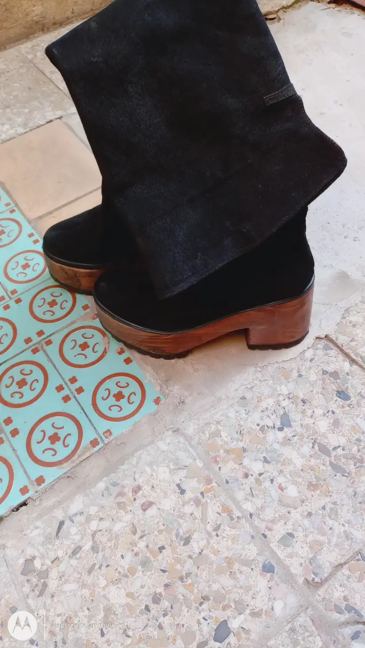 Botas altas de gamuza negra con plataforma de madera. Ideales para un look moderno y canchero.