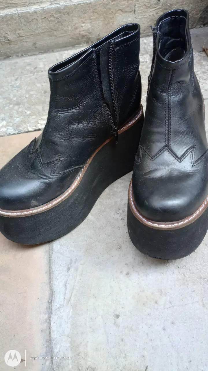 Botines negros con plataforma y detalles de diseño. Ideales para un look moderno y audaz.