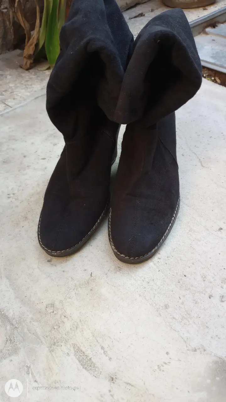 Botas de caña alta negras de gamuza con taco cuña. Ideales para el invierno, estas botas ofrecen estilo y comodidad.